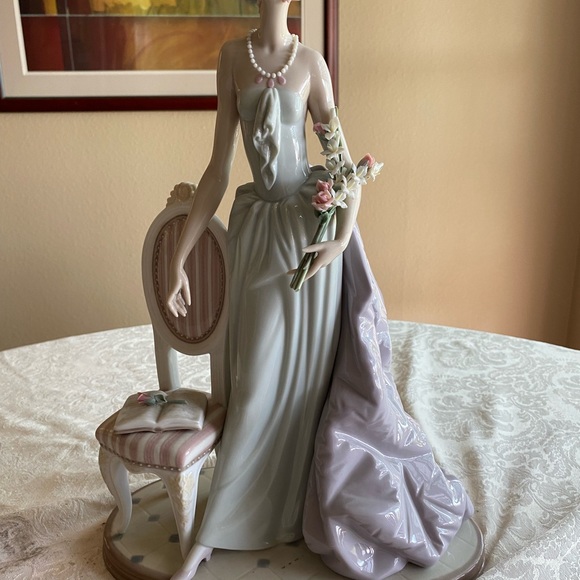 RETIRED 2004 ‘A LADY OF TASTE LLADRO’ PORCELAIN FIGURINE Item# 01001495 - Picture 2 of 14